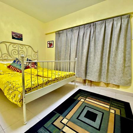 Putravilla Condominium Lovely & Spacious With Public Pool Kampong Kerdas Exterior foto