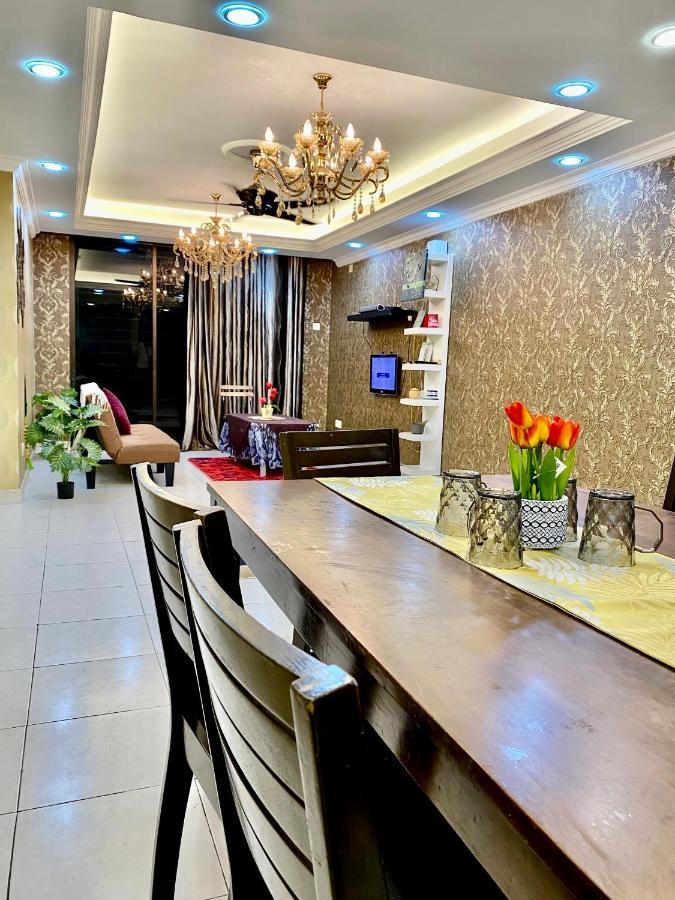Putravilla Condominium Lovely & Spacious With Public Pool Kampong Kerdas Exterior foto