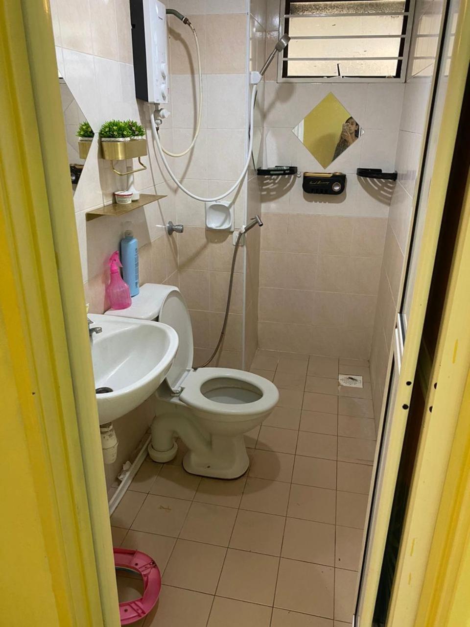 Putravilla Condominium Lovely & Spacious With Public Pool Kampong Kerdas Exterior foto